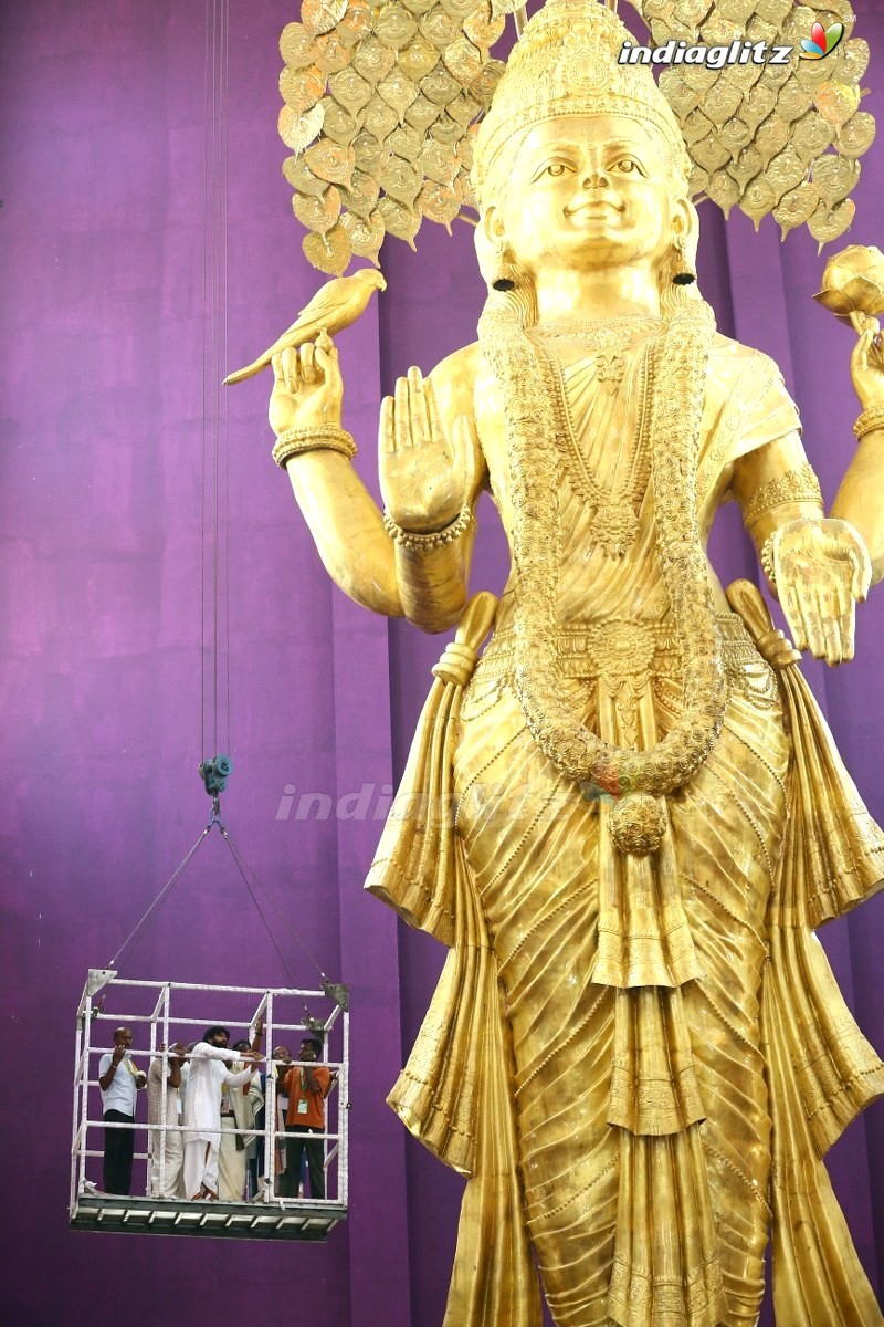 Pawan Kalyan visits Sri Vasavi Kanyaka Parameswari Temple at Penugonda