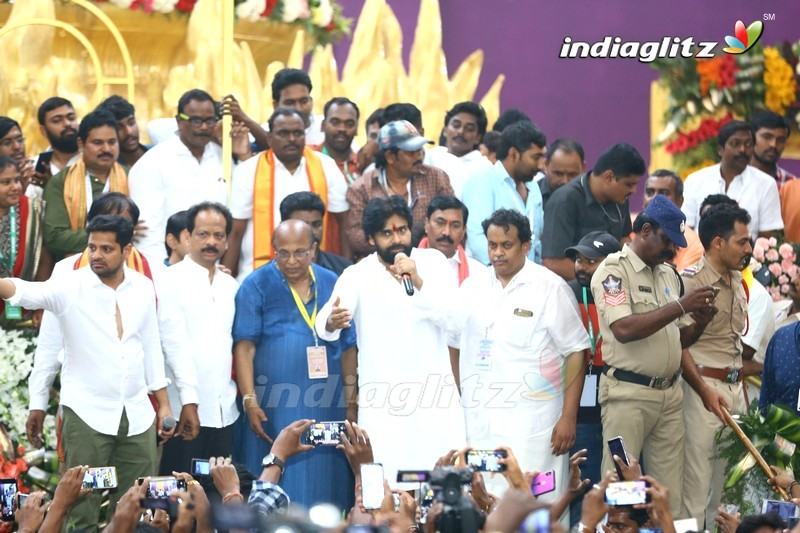 Pawan Kalyan visits Sri Vasavi Kanyaka Parameswari Temple at Penugonda