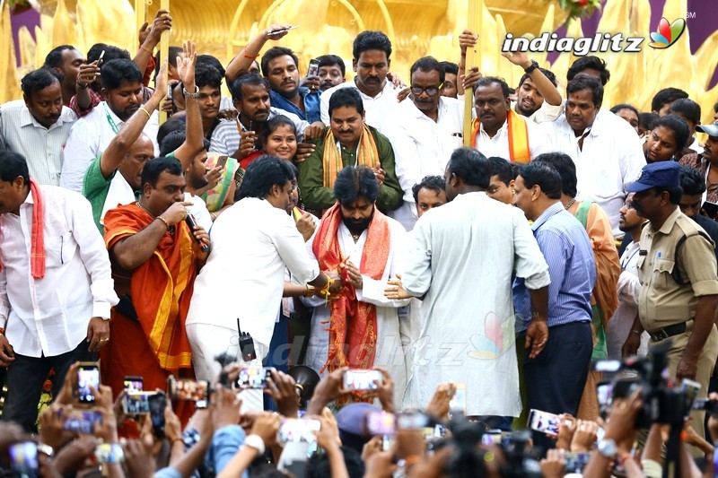 Pawan Kalyan visits Sri Vasavi Kanyaka Parameswari Temple at Penugonda