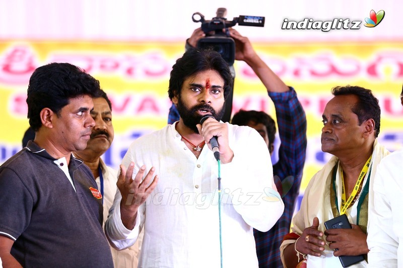 Pawan Kalyan visits Sri Vasavi Kanyaka Parameswari Temple at Penugonda