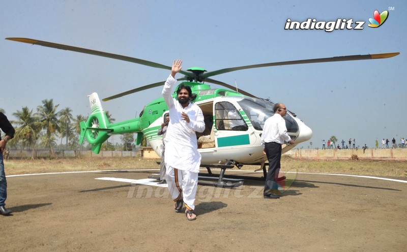 Pawan Kalyan visits Sri Vasavi Kanyaka Parameswari Temple at Penugonda