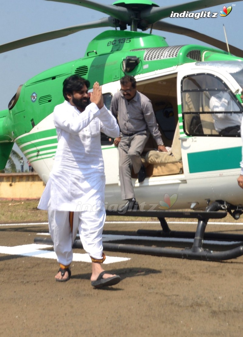 Pawan Kalyan visits Sri Vasavi Kanyaka Parameswari Temple at Penugonda