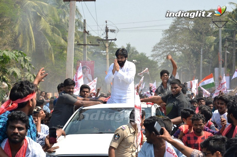 Pawan Kalyan visits Sri Vasavi Kanyaka Parameswari Temple at Penugonda