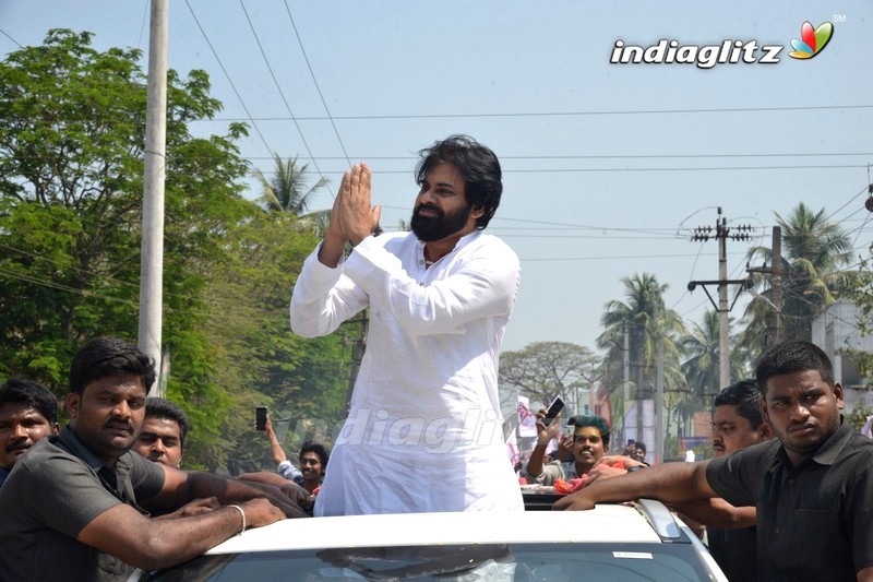 Pawan Kalyan visits Sri Vasavi Kanyaka Parameswari Temple at Penugonda