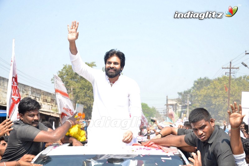 Pawan Kalyan visits Sri Vasavi Kanyaka Parameswari Temple at Penugonda