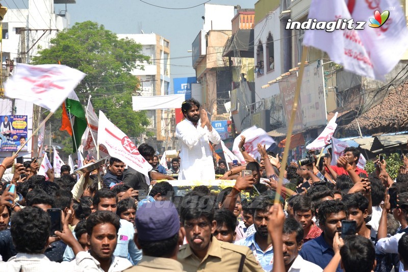 Pawan Kalyan visits Sri Vasavi Kanyaka Parameswari Temple at Penugonda