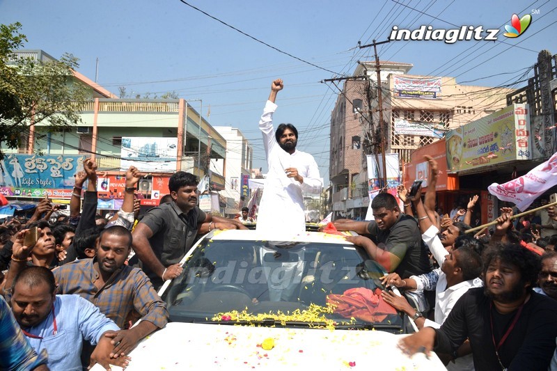 Pawan Kalyan visits Sri Vasavi Kanyaka Parameswari Temple at Penugonda