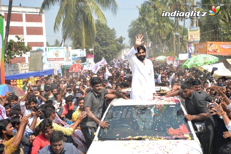 Pawan Kalyan visits Sri Vasavi Kanyaka Parameswari Temple at Penugonda