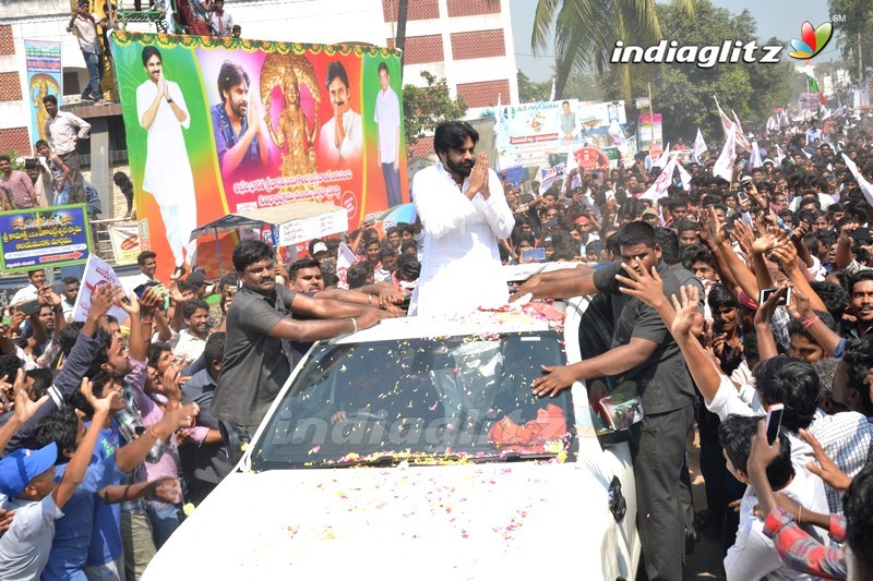 Pawan Kalyan visits Sri Vasavi Kanyaka Parameswari Temple at Penugonda