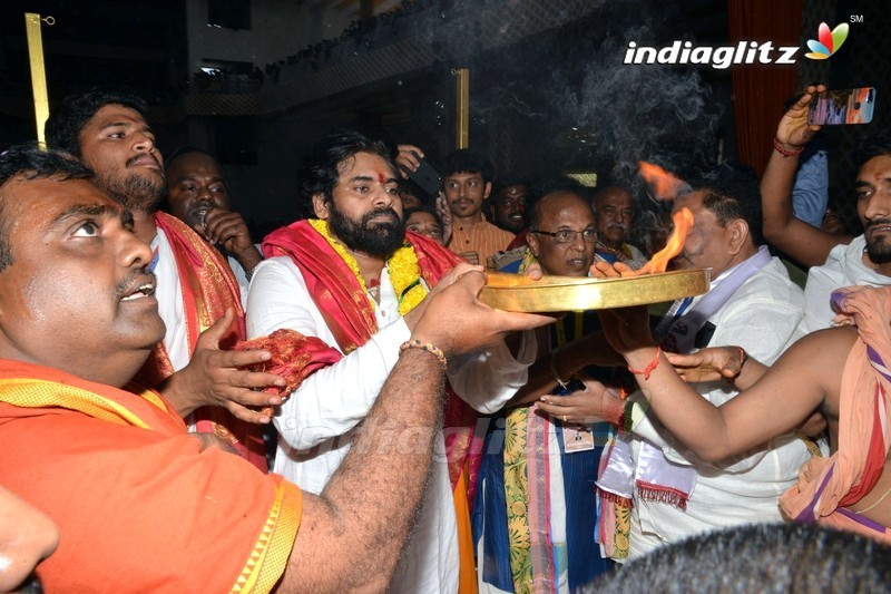 Pawan Kalyan visits Sri Vasavi Kanyaka Parameswari Temple at Penugonda