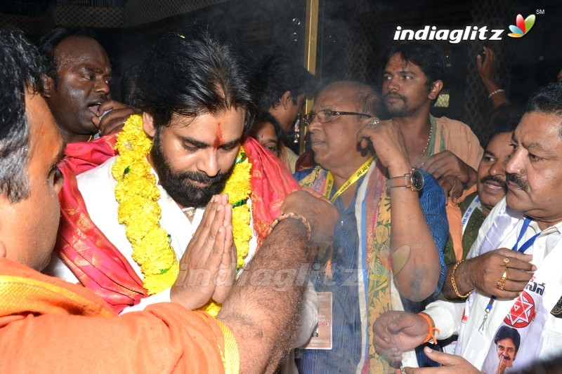 Pawan Kalyan visits Sri Vasavi Kanyaka Parameswari Temple at Penugonda