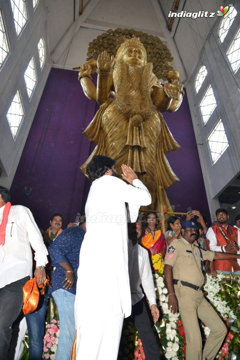 Pawan Kalyan visits Sri Vasavi Kanyaka Parameswari Temple at Penugonda