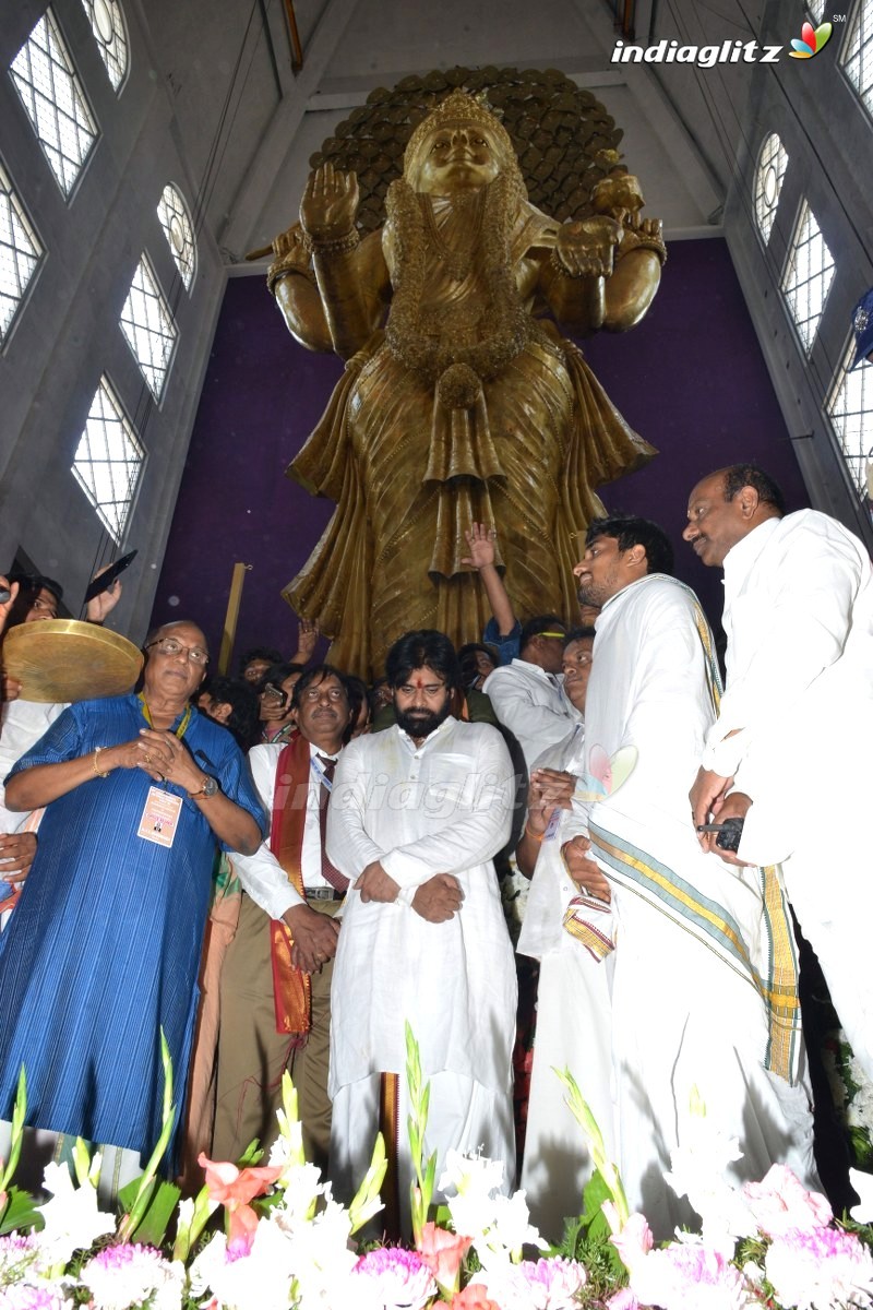 Pawan Kalyan visits Sri Vasavi Kanyaka Parameswari Temple at Penugonda