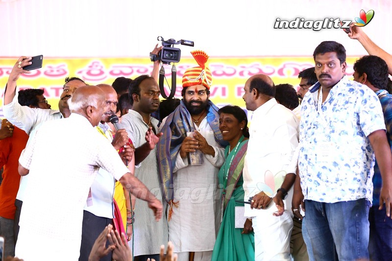 Pawan Kalyan visits Sri Vasavi Kanyaka Parameswari Temple at Penugonda