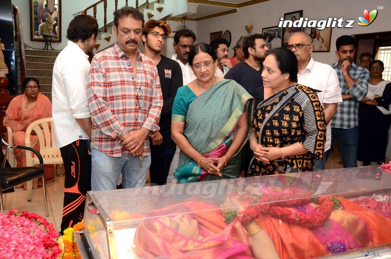 Pawan Kalyan Pay Homage To Vijaya Nirmala