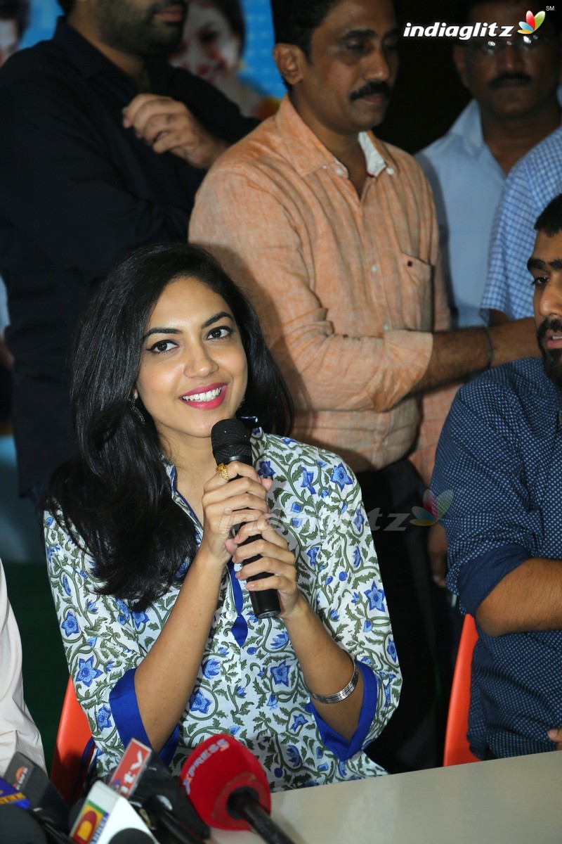 'Pelli Choopulu' Premier Show At Vijayawada