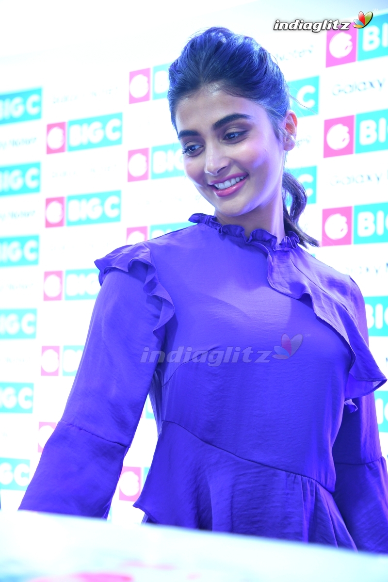 Pooja Hegde Launches Samsung Note 9 @ Big C, Madhapur