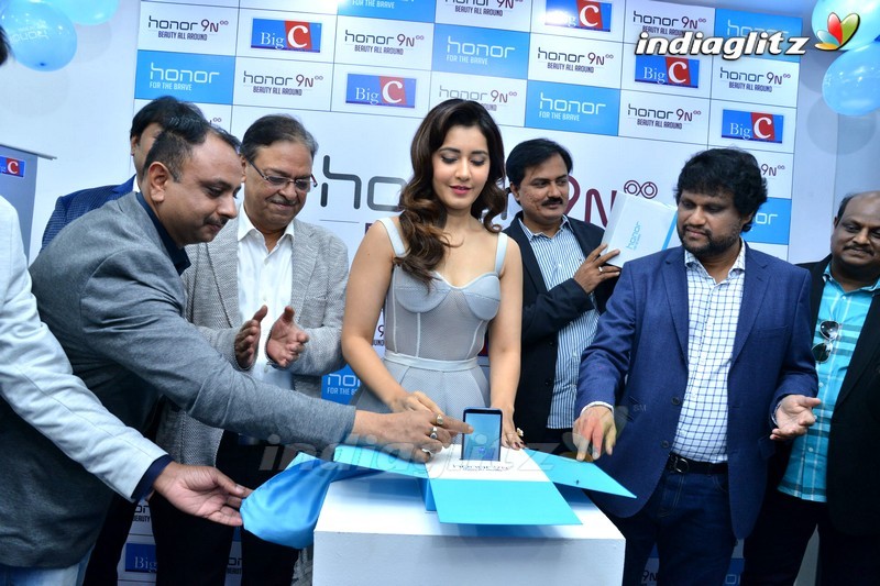 Raashi Khanna Launches Honor 9 Smart Phone