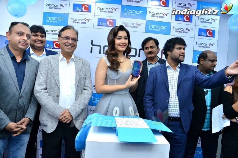 Raashi Khanna Launches Honor 9 Smart Phone