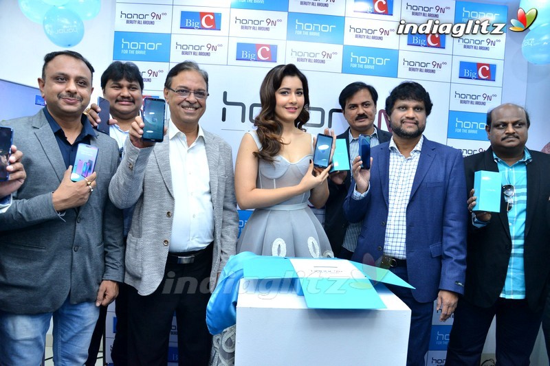 Raashi Khanna Launches Honor 9 Smart Phone