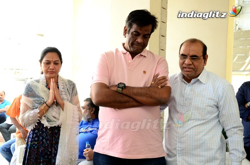 Celebs Pay Last Respects To Rajiv Kanakala Mother