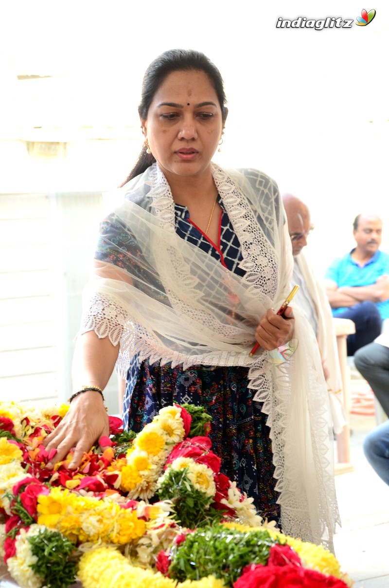 Celebs Pay Last Respects To Rajiv Kanakala Mother