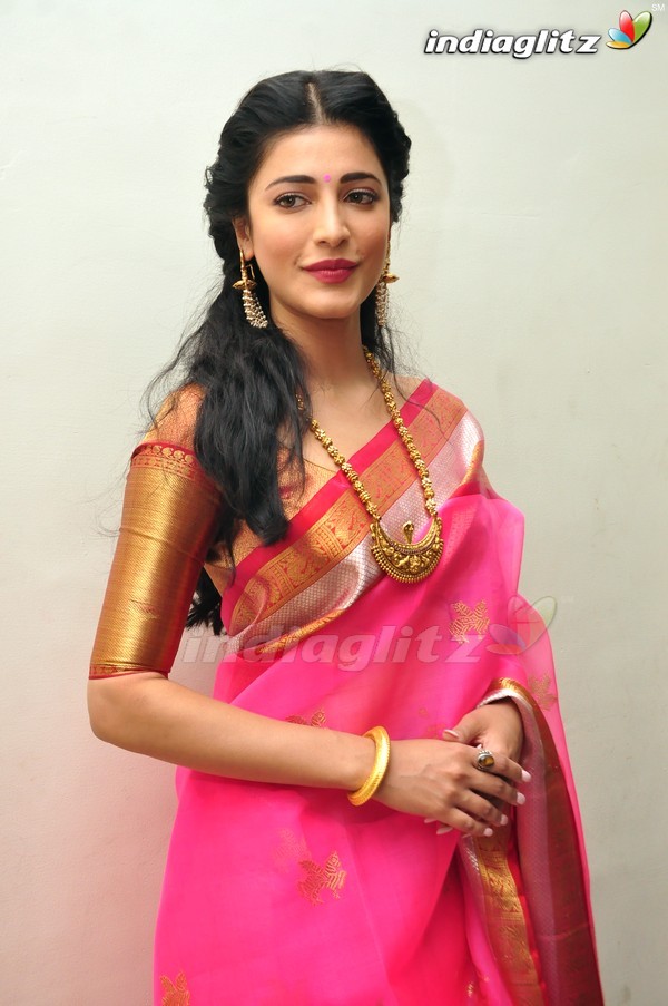 Shruti Haasan @ 'Uttama Villain' Audio Launch