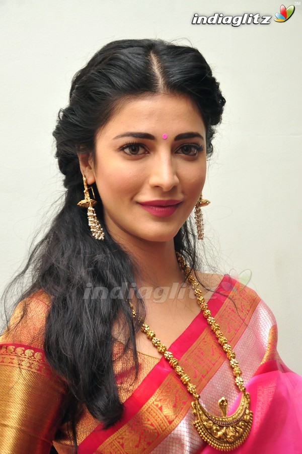 Shruti Haasan @ 'Uttama Villain' Audio Launch