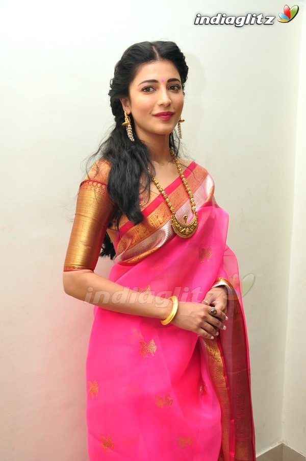 Shruti Haasan @ 'Uttama Villain' Audio Launch