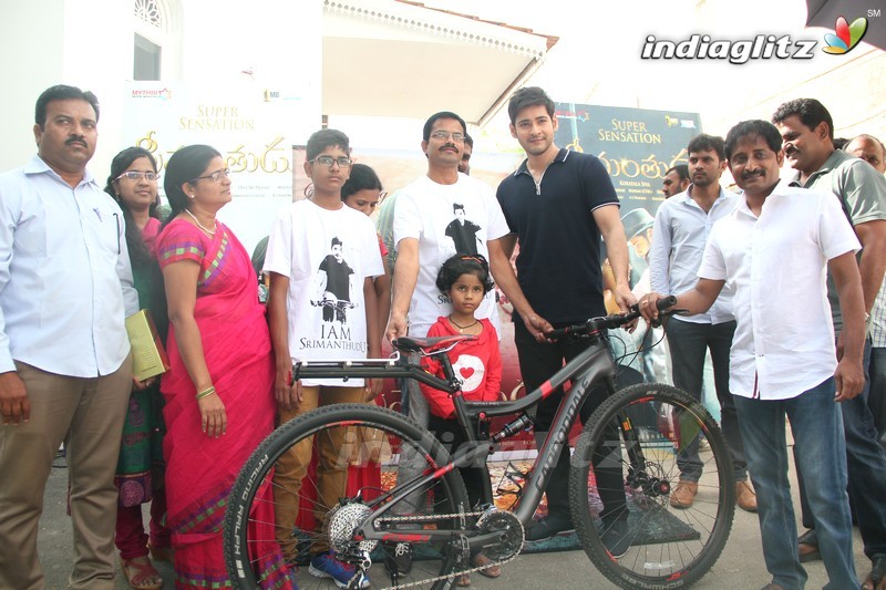 Mahesh Babu Presented Srimanthudu Bicycle To Contest Winner