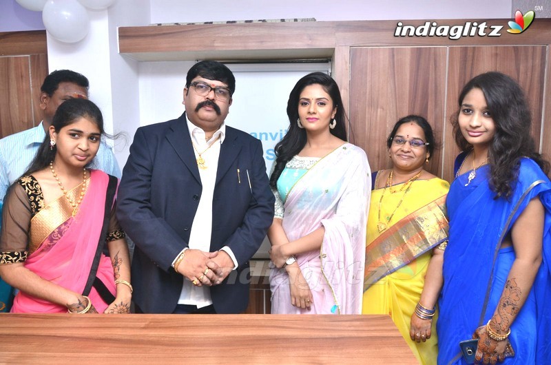 Sreemukhi Launches Maanvis Beauty Studio & Spa