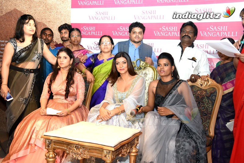 Sushmita Sen Launches Designer Sashi Vangapalli Boutique at Banjara Hills