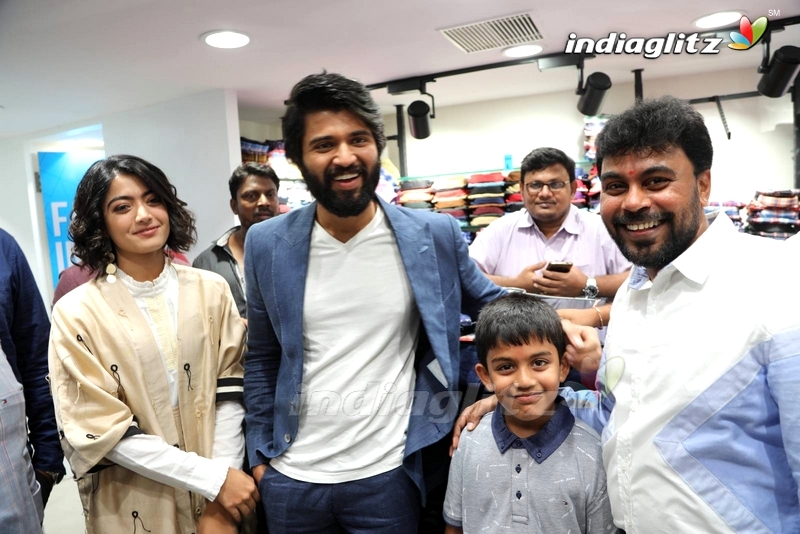 Vijay devarakonda , Rashmika Inaugurates KLM Fashion Mall at Chanda Nagar