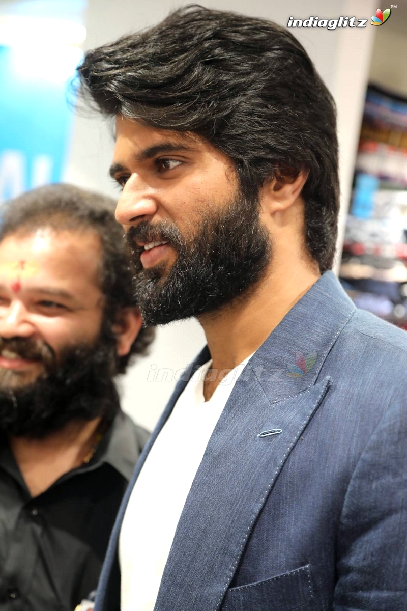 Vijay devarakonda , Rashmika Inaugurates KLM Fashion Mall at Chanda Nagar