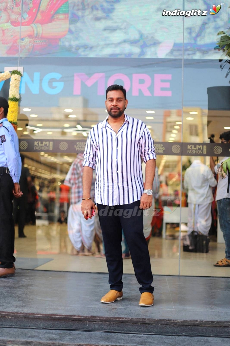 Vijay devarakonda , Rashmika Inaugurates KLM Fashion Mall at Chanda Nagar