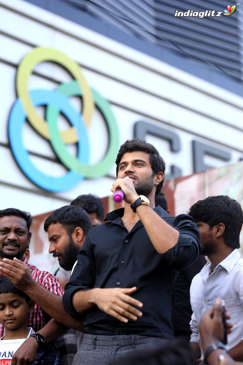 Vijay Devarakonda Visits KLM Mall at Rajahmundry