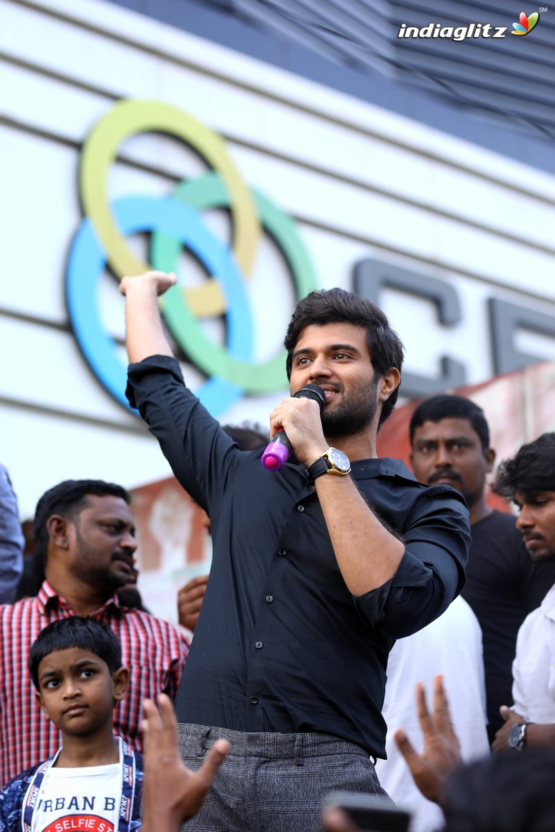 Vijay Devarakonda Visits KLM Mall at Rajahmundry