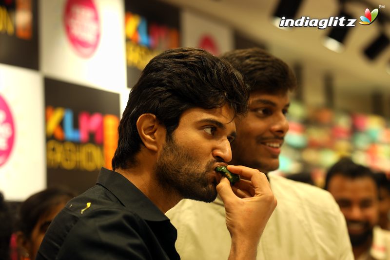 Vijay Devarakonda Visits KLM Mall at Rajahmundry