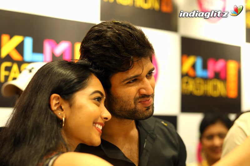 Vijay Devarakonda Visits KLM Mall at Rajahmundry