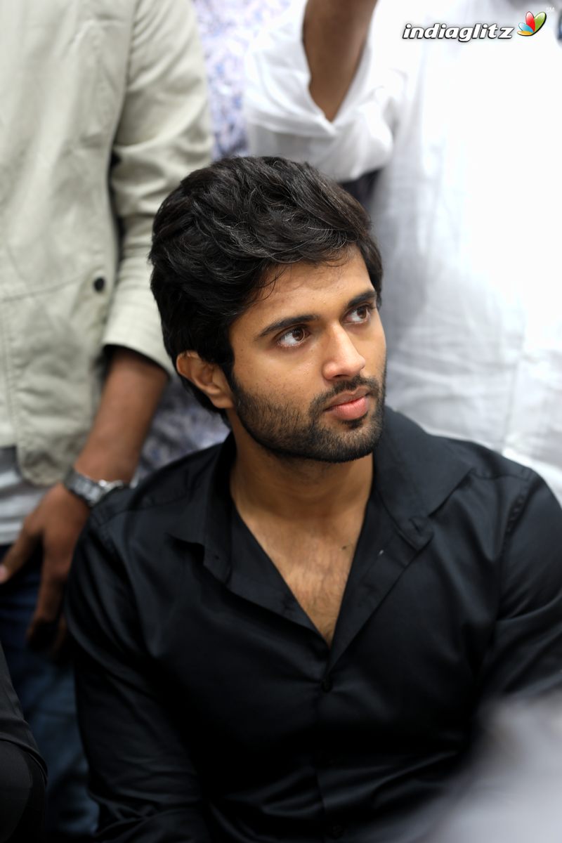 Vijay Devarakonda Visits KLM Mall at Rajahmundry