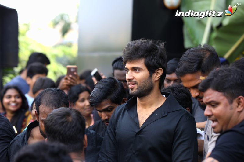 Vijay Devarakonda Visits KLM Mall at Rajahmundry