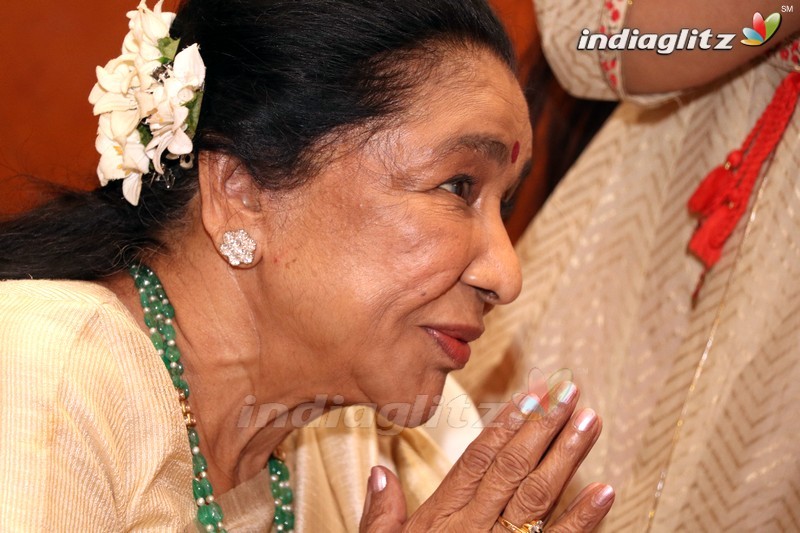 Asha Bhosle Felicitated With Yash Chopra National Awards 2018