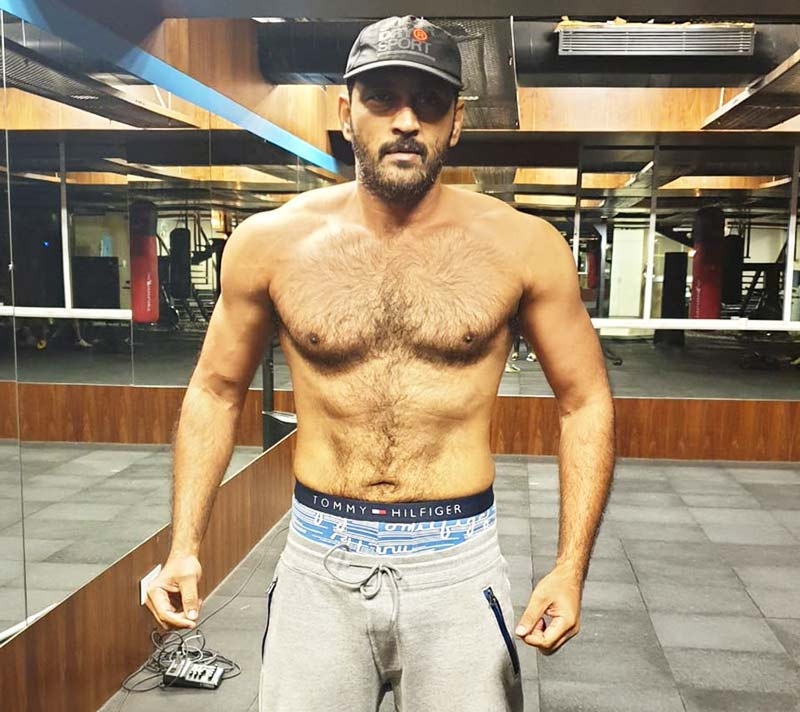 Pic Talk: Ajay sports abs, looks macho