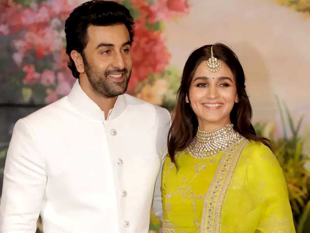 Alia Bhatt Ranbir Kapoor: పండంటి ఆడబిడ్డకు జన్మనిచ్చిన అలియా... కపూర్ ఇంట సంబరాలు