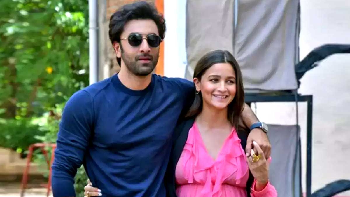 Alia Bhatt Ranbir Kapoor: పండంటి ఆడబిడ్డకు జన్మనిచ్చిన అలియా... కపూర్ ఇంట సంబరాలు