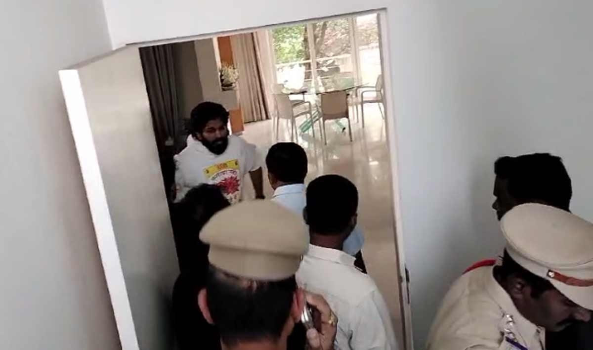 Police Officials Take Allu Arjun To Chikkadapally Police Station