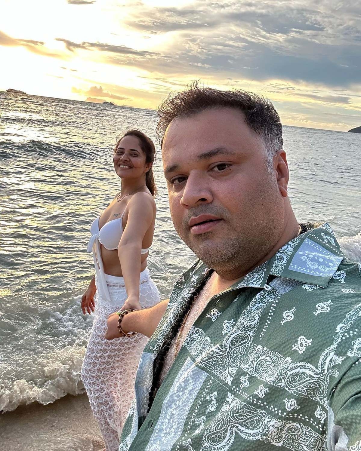 Anasuyas glamorous vacation pics go viral