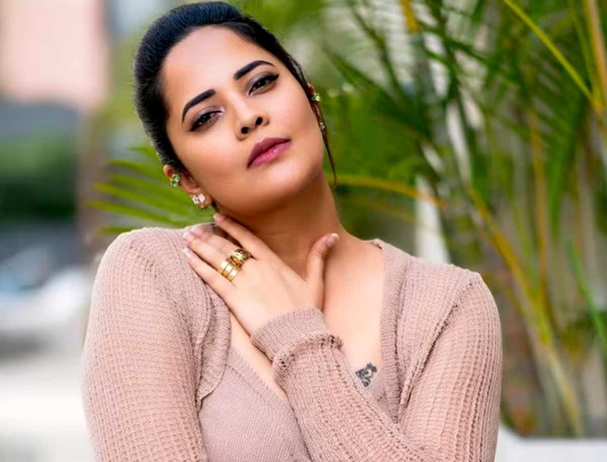 Hot Anasuya takes on Rowdy Star Vijay Devarakondas fans