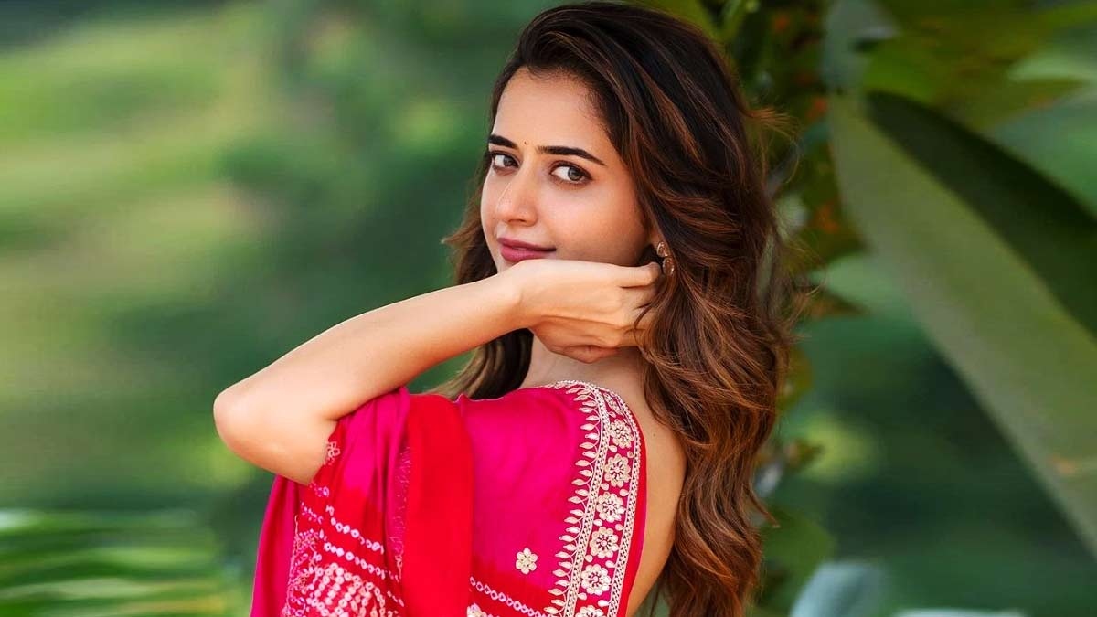 Vishwambhara: Ashika Ranganath looks enchanting on B-Day