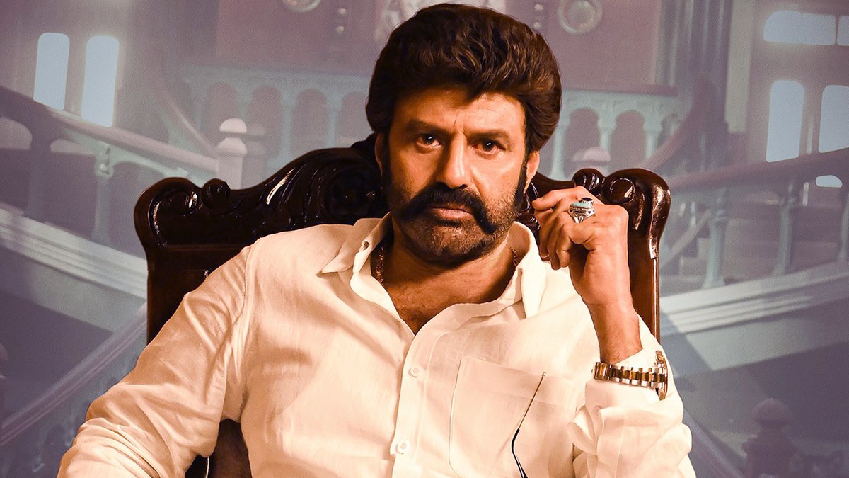 Balakrishnas fans go berserk in US, theatre stalls show